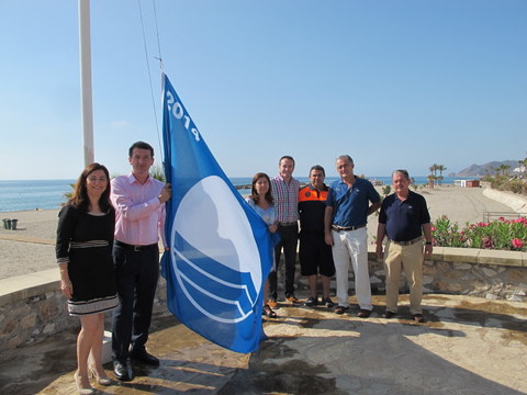 Izadas las tres banderas azules en las playas de Mojácar