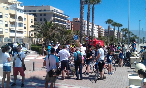 Noticia de Almería 24h: IU pide en una moción la modificación de la ordenanza de playas para permitir el acceso y aparcamiento de bicicletas