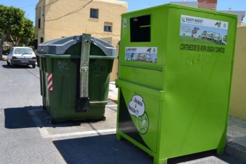 Noticia de Almera 24h: Llamamiento ciudadano para que el depsito de basuras en los contenedores de recogida se realice en horas de una menor temperatura