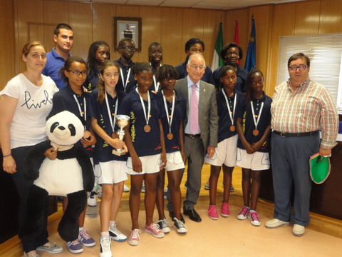 Alcalde y concejal de deportes reciben a las jugadoras del equipo de baloncesto, Medalla de Bronce en el Campeonato de Andaluca