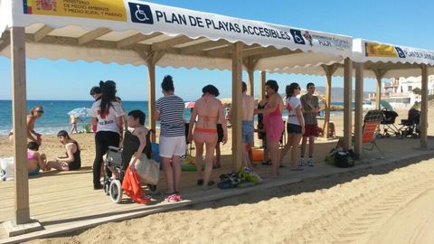 Noticia de Almera 24h: Los voluntarios de la Delegacin de CRUZ ROJA de Pulp, realizan el servicio de trasporte a la playa a personas con discapacidad