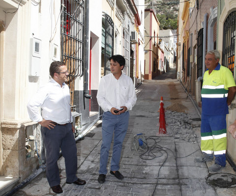 El Ayuntamiento sustituye las tuberías de saneamiento y abastecimiento de la calle Clarín, en el Centro Histórico