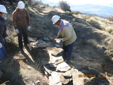 Trabajadores contratados por el Plan de Choque por el Empleo durante los trabajos de restauración de acequias de careo en la Alpujarra almeriense