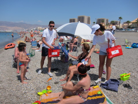 El Ayuntamiento comienza el reparto de 32.000 cono-ceniceros, portadocumentos y neveras en la playa
