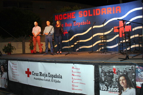 La 'Noche Solidaria' de Cruz Roja llen la Plaza Batel de Almerimar