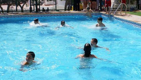 Los vecinos eligen las piscinas pblicas de Vcar, para refrescarse y mitigar los efectos de las altas temperaturas