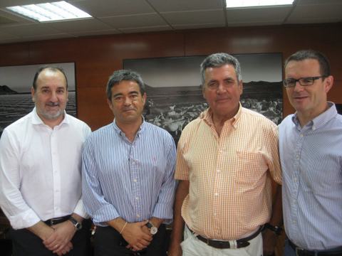 José Manuel Ortiz, el vicepresidente de la Comunidad de Regantes, Antonio Fernández, y el alcalde de Purchena, Juan Miguel Tortosa, en un momento de la entrega de la resolución de subvención