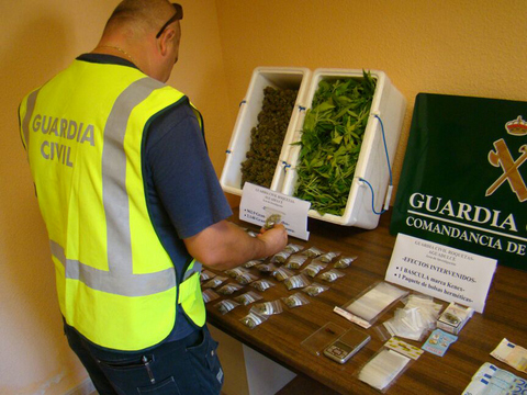 Noticia de Almería 24h: Desmantelado un activo punto de venta de droga donde interviene más de 3 Kg. de marihuana