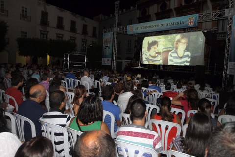 Noticia de Almera 24h: La Plaza Vieja se llen anoche de nios para ver la pelcula Zipi y Zape