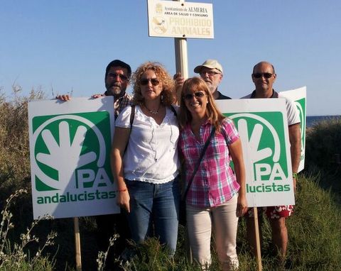 Noticia de Almería 24h: La candidata a la alcaldía de Almería por el PA denuncia el estado de la Playa del Perdigal