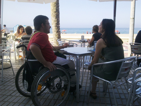 Verdiblanca consigue mejoras para discapacidad en la Ordenanza de Terrazas