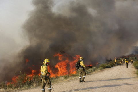 El fuego se ceba en el paraje de Los Coloraos de la Alpujarra almeriense