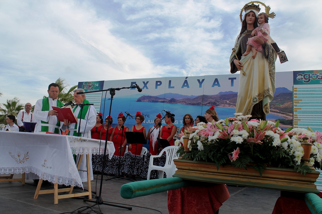 La Virgen del Carmen fue acompaada por cientos de personas en su romera por las playas de San Juan de los Terreros
