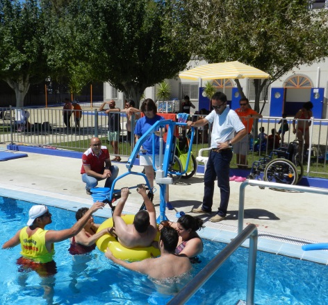 La piscina municipal se adapta para permitir el bao a personas con movilidad reducida