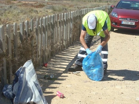 Noticia de Almera 24h: La Junta refuerza con el Plan de Choque por el Empleo la limpieza de las playas no urbanas del Parque Natural Cabo de Gata-Njar