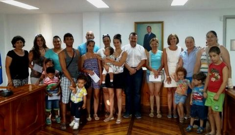 El Ayuntamiento entrega invitaciones a 18 Familias para acudir al Parque Acutico de Vera