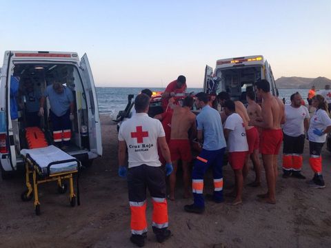 Los efectivos de Cruz Roja Espaola en guilas rescatan a 15 baistas por el temporal de lebeche