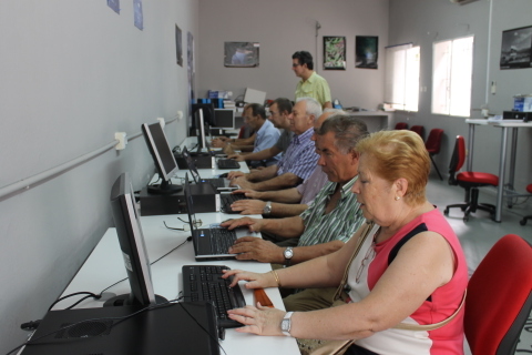 Noticia de Almera 24h: Gdor reconoce la labor del Centro Guadalinfo para acercar a los mayores las nuevas tecnologas