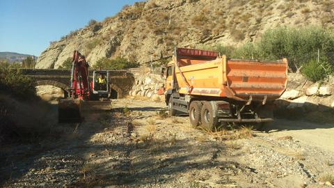 La Junta de Andaluca inicia los trabajos de limpieza de un tramo de la rambla del Aplico, en Alsodux