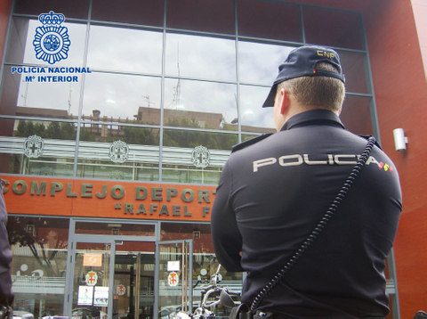 Detenida una mujer en el momento en que atracaba a otra frente a la comisaría de la Policía Nacional en Almería