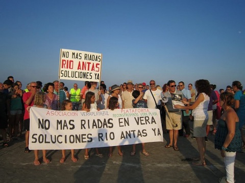 Los vecinos de Vera unen sus manos frente al Antas para reclamar consenso e inversin a las tres administraciones