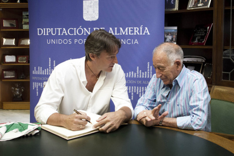 Rafa Pascual firma en el libro de honor de la Diputacin Provincial de Almera