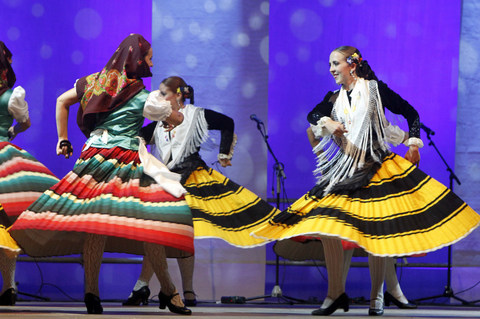 Cerca de 2000 personas disfrutan con las danzas de Chile, Rusia y Almera 