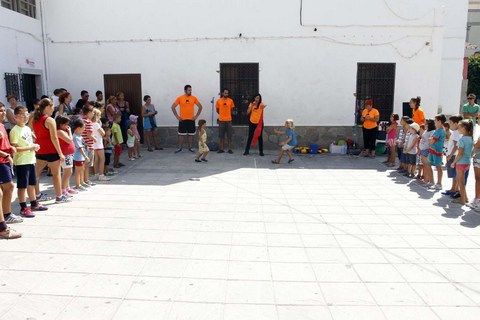 Diversin, risas y carreras para los ms pequeos en la #FeriadeAlmera con los juegos tradicionales en los barrios