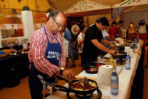 El masterchef Juan Manuel Snchez y el alcalde comparten fogones en la clausura del XX Concurso de Gastronoma