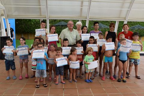 Finalizan los cursos veraniegos de natacin en la Piscina Municipal de Las Cabauelas