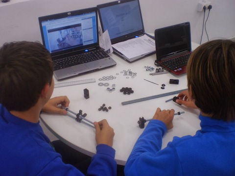 Jóvenes usuarios del centro Guadalinfo aprenden a construir y manejar una impresora 3D
