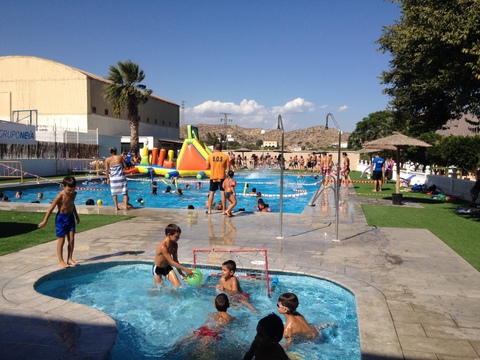 Gádor despide con una gran fiesta acuática la temporada de baño en la piscina municipal