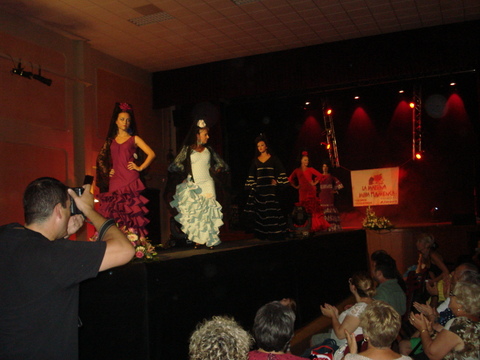 Gran desfile de moda flamenca en el Centro Cultural de la Villa de Gádor