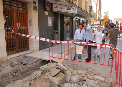 El Ayuntamiento renueva el acerado de la cntrica calle Berenguel