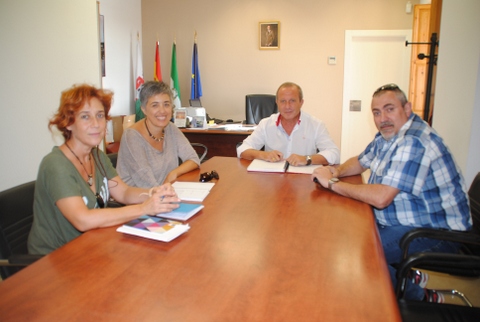 La Jarilla presenta al alcalde de Hurcal de Almera su nuevo proyecto educativo en las ondas
