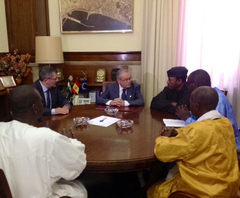 El subdelegado del Gobierno se rene con la asociacin de senegaleses Dahira Touba