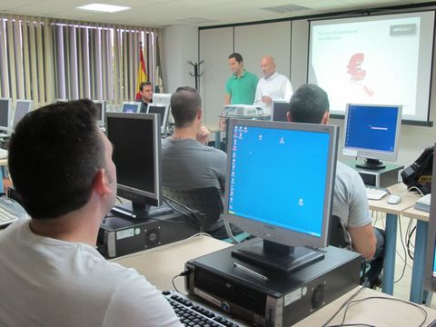 Noticia de Almera 24h: Jvenes almerienses se forman en comercio electrnico con el programa Impulsa-T de la Junta y Telefnica