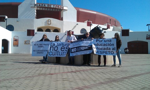 Noticia de Almera 24h: IU: La sangre de los novillos empaa las fiestas de Roquetas y censuramos el apoyo de la Junta