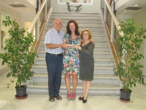 El Foro Almera Centro entrega a Mara Vzquez un trofeo del Milenio del Reino de Almera