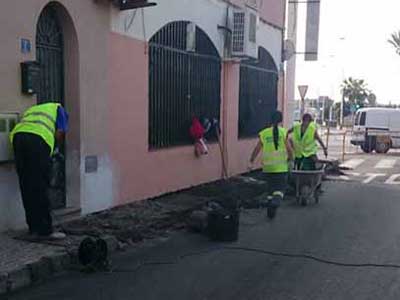 El PFEA permite reformar el acerado de las calles Azahar, Pizarro y Virgen de las Angustias 