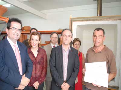 El Consejero de Turismo entrega el distintivo de Puntos de Interés artesanal a dos alfareros de la Villa de Níjar