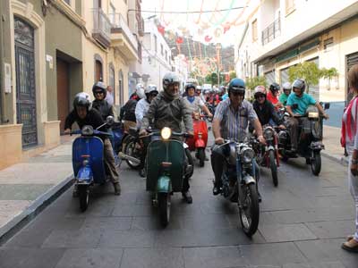 Las motos antiguas recorren Gdor en Feria causando sorpresa y admiracin