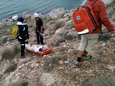 Los Bomberos de Almería rescatan a un parapentista en Las Negras