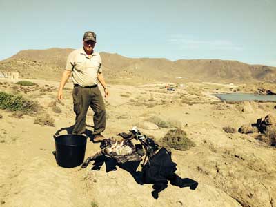 Un agente de Medio Ambiente de la Junta requisa en Los Escullos pescado y un equipo de buceo a dos pescadores furtivos