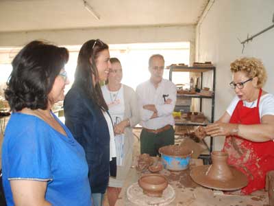 15 mujeres desempleadas participan en un taller de cerámica