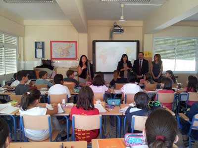 El director general de Innovacin Educativa y Formacin visita el aula Confuccio del colegio Madre de la Luz de la capital