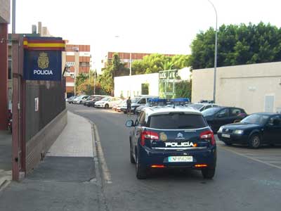 La Polica Nacional detiene in fraganti a dos individuos cuando intentaban robar en un comercio de Almera