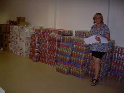 El ayuntamiento reparte el segundo lote de ayuda alimentaria de Cruz Roja