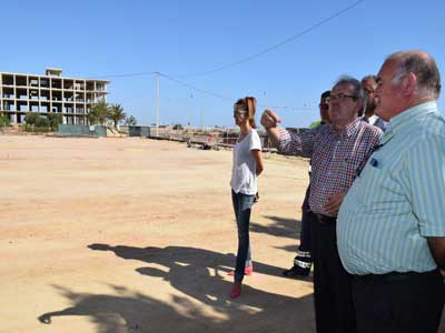 Antonio Bonilla visita las obras de las nuevas instalaciones deportivas de Llanos de Vcar