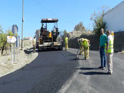 El Ayuntamiento facilita la circulacin a los vecinos de El Gor y Nieva con el asfaltado del camino que une ambas pedanas